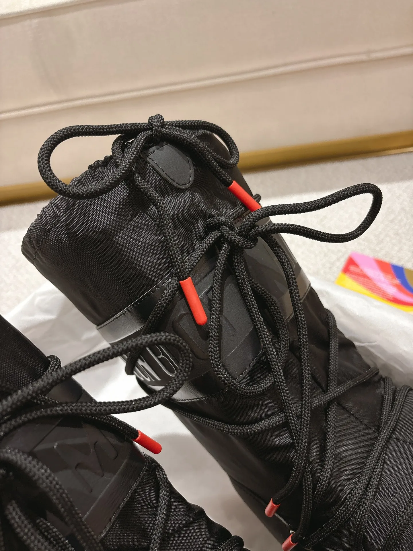 p700 long love style: ❤️ Moon Boot2025 vs autumn and winter popular snow boots series... [Ugly Moon Snow Boots] Forget UGG, fashionable people are wearing Moon Boot snow boots. If you find it difficult to accept the revival of UGG, then there is now a more alternative snow boot that is back, with an inner diameter of 4 cm. That is the Moon Boot. It was already very popular in the millennium. Back then, Paris Hilton and Victoria Beckham Celebrities often wear it, and now the Y2K trend is popular again. The same style is worn by young people in QQ shows, and the ugly snow boots that are shown in thousands of people have become popular again, regardless of men and women. They look slim but warm and easy to wear... ❶Fabric: Original custom/cowhide/woven wool/high mercerized waterproof cloth ❷Inner: original 100% silk cotton liner ❸foot: original 100% silk cotton liner ❹ Outsole: Original molded two-color non-slip outsole ❺ Sole thickness: 4cm (including **) ❻ Code number: 35/38; 39/41; ❼ Packaging: Original full set of packaging ☀ Color: Official website updated simultaneously